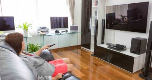 e-mujer-viendo-television1