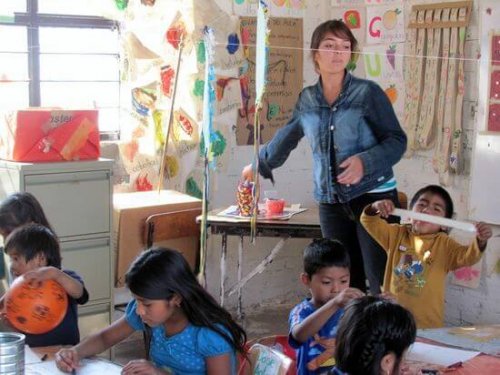 Clase en la que enseñan con emociones