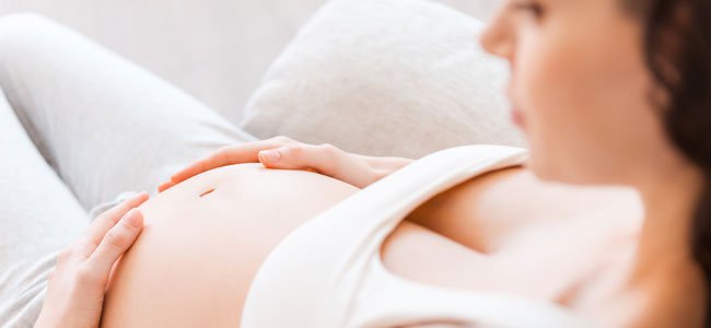 embarazada-se-mira-tripa-p