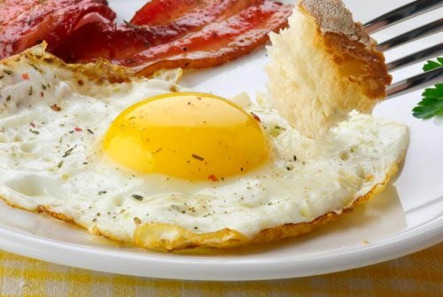 Un œuf au plat avec du bacon.