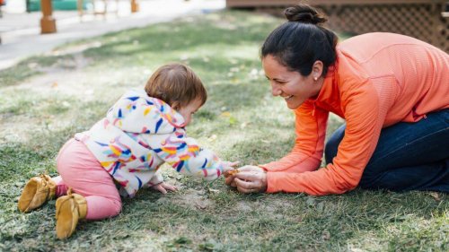 Madre con su bebé jugando al aire libre