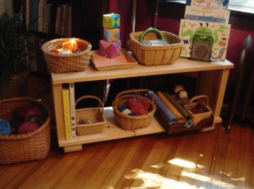 La méthode Montessori peut également s'appliquer à la maison pour donner de l'ordre à la chambre d'un enfant.