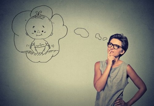 mujer pensando en tener un bebe