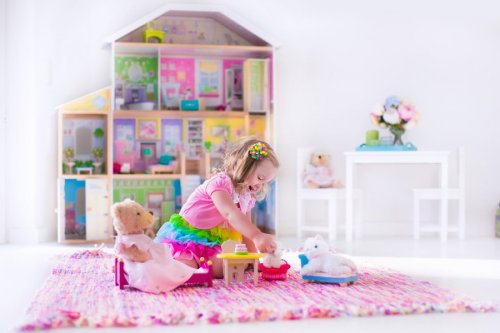 Niña jugando en su nuevo dormitorio