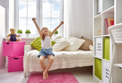 Niña en su nuevo dormitorio
