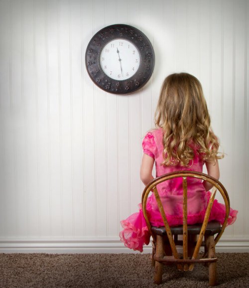 Niña en tiempo de espera