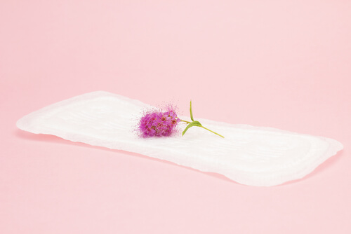 La liberación de restos de sangre puede presentarse como manchas color rosa.