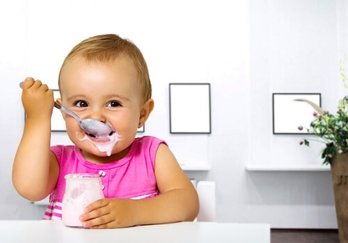 bébé mange un yaourt