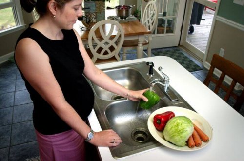 woman-was-in-the-process-of-washing-a-batch-of-assorted-produce-prior-to-the-preparation-of-a-salad-725x479