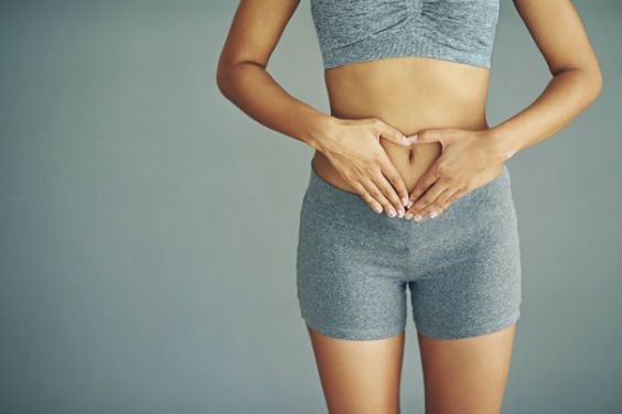 Femme avec ses mains posées sur son ventre