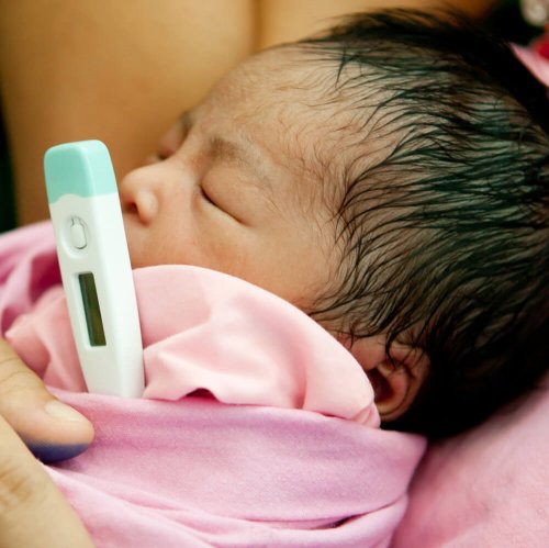 Un bébé avec de la fièvre.