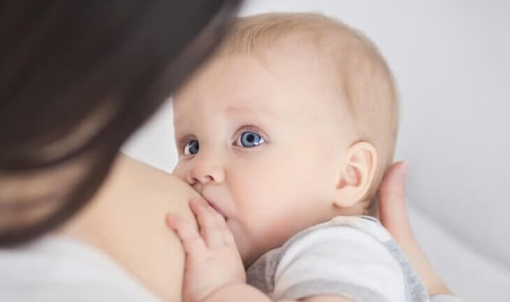 La importancia de mirar a tu bebé cuando lo estás alimentando