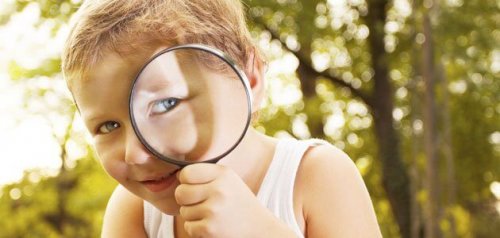 Niño con una lupa lleno de curiosidad por el aprendizaje.