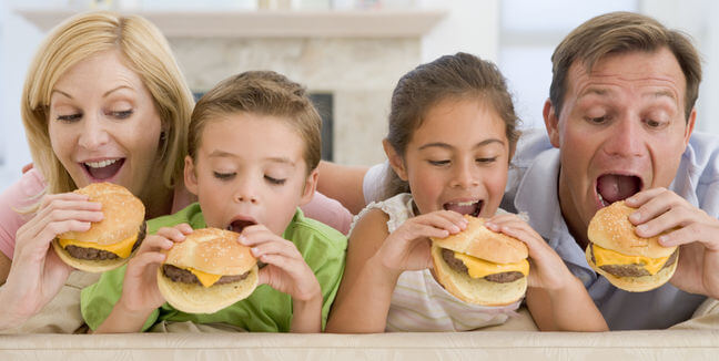 Enseña a tu hijo la importancia de cenar en familia