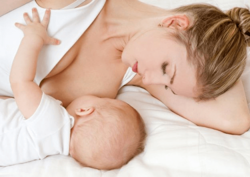 Existen varias opciones entre las mejores posturas para amamantar a un bebé.