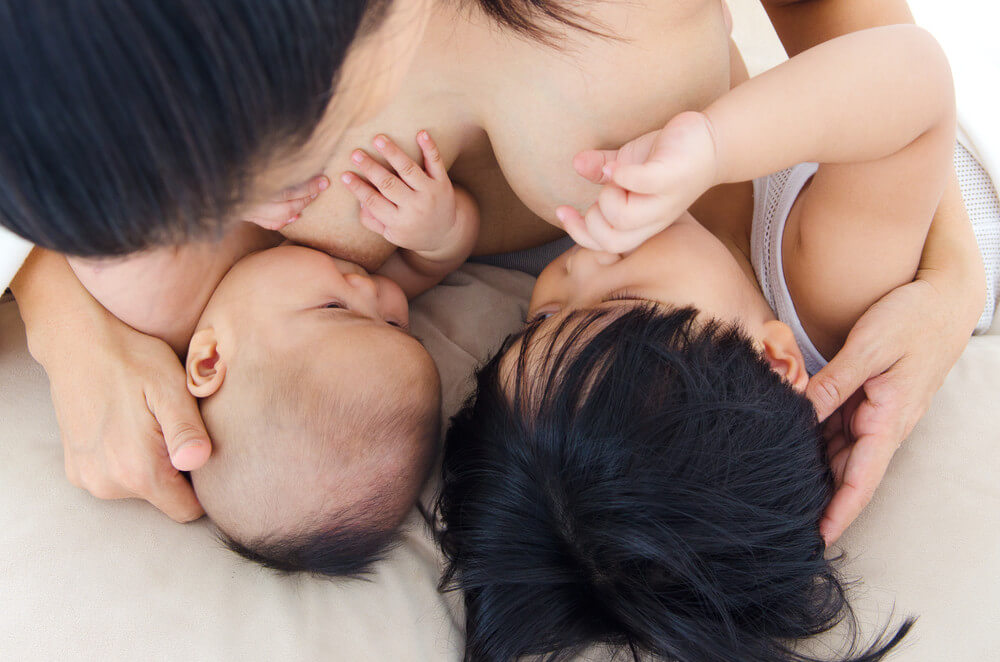 Consejos para amamantar a tu bebé y a tu hijo mayor al mismo tiempo