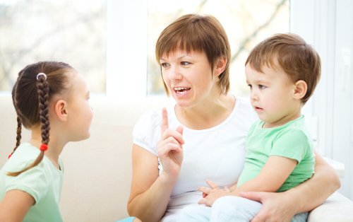 madre dando leccion de respeto