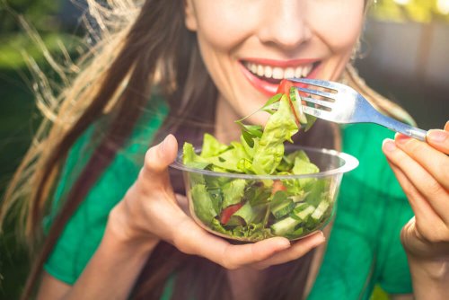 mujer comiendo ensalada