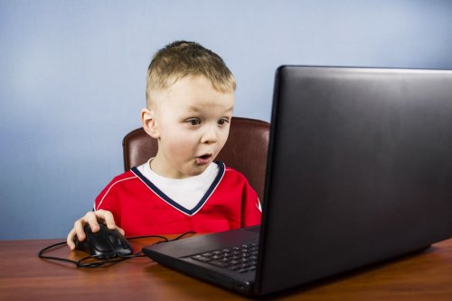 Les enfants apprennent à utiliser des ordinateurs rapidement et facilement