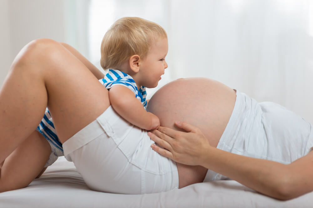 Niño con su mamá embarazada