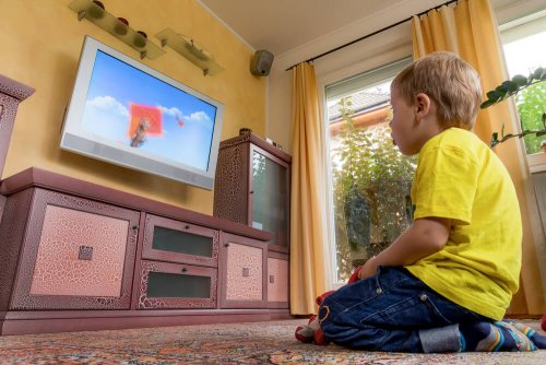 Los padres tienen el deber de evitar que los niños vean mucha televisión.