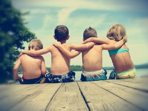 ¿Se puede enseñar a un niño a hacer amigos?