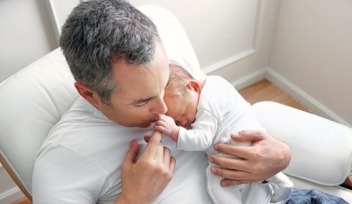 papa con bebe en brazos