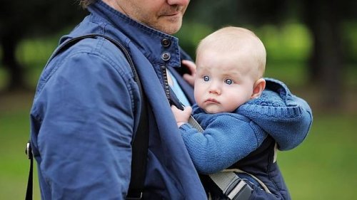 El porteo ergonómico: la crianza en brazos que se disfruta en familia