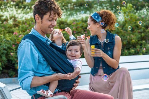 Las mochilas portabebés son cómodas para los padres y permiten al niño desarrollar mejor su aparato locomotor