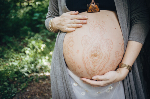La moda de las barrigas pintadas, ¿puede ser peligrosa?
