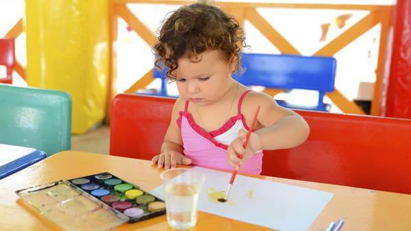 Un enfant qui fait de la peinture.