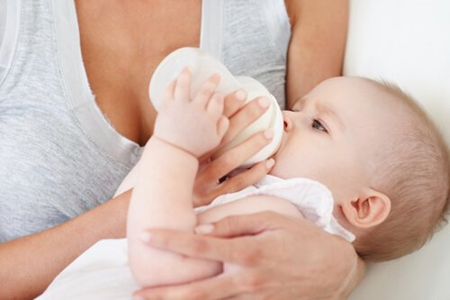 mama dando el biberón