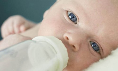 mama dando el biberón