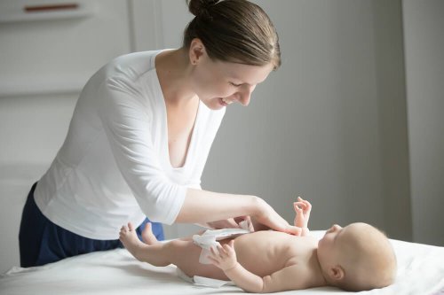 Cambiare il pannolino a un neonato.