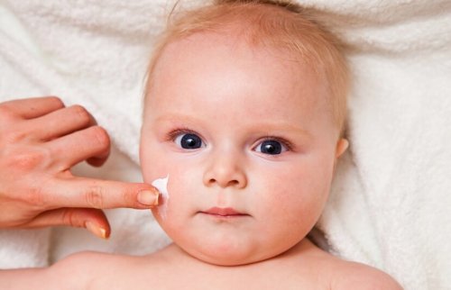 Una de las irritaciones cutáneas en bebés más común es la dermatitis atópica.