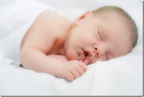El reflujo es una de las posibles causas por las que un bebé vomita después de comer.