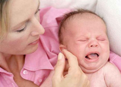 Une maman avec son bébé qui pleure.