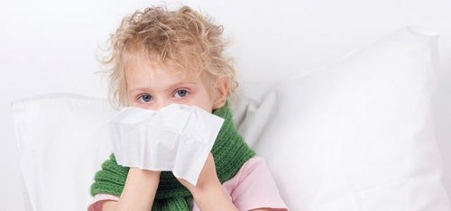 Los resfriados son una fuente frecuente de congestión nasal en niños.