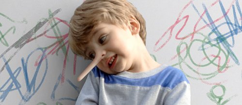 Niño con la nariz muy larga por decir mentiras, como en los cuentos infantiles.