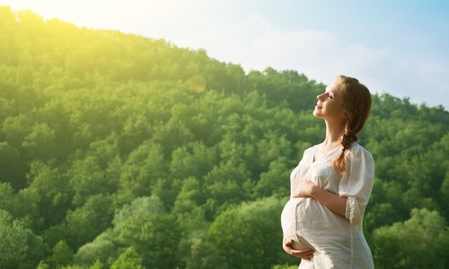 Los beneficios del pensamiento positivo en el embarazo.