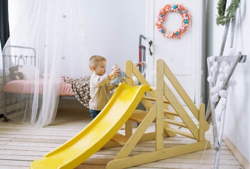 nino-jugando-en-su-habitacion