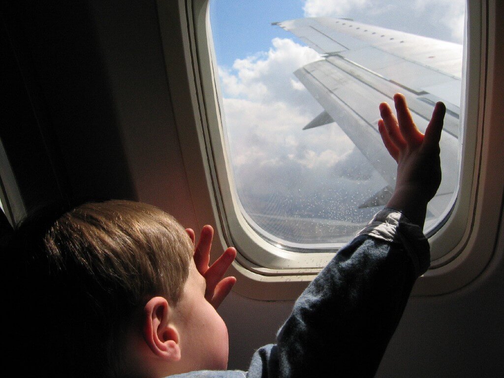 Cómo viajar en avión con niños