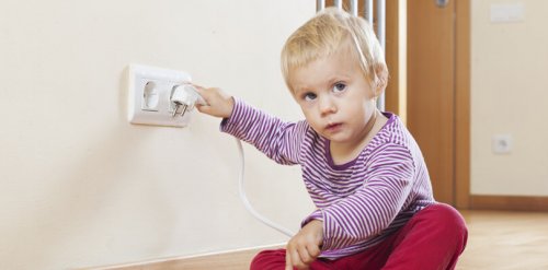Los enchufes son uno de los elementos que hay que dejar fuera del alcance de los niños.