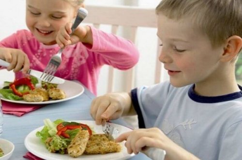 Hacer que los niños coman pescado tendrá grandes beneficios para su salud.