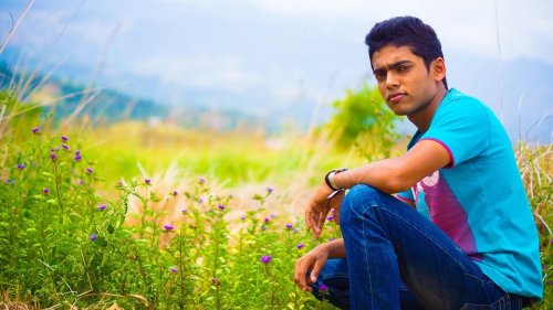 Portrait d'un adolescent dans la nature.
