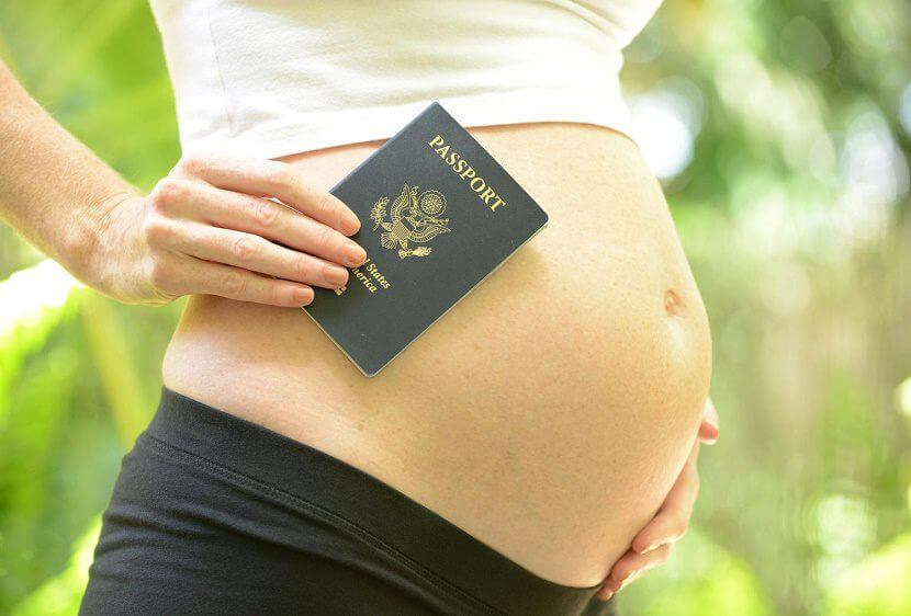 Le passeport d'une femme enceinte.