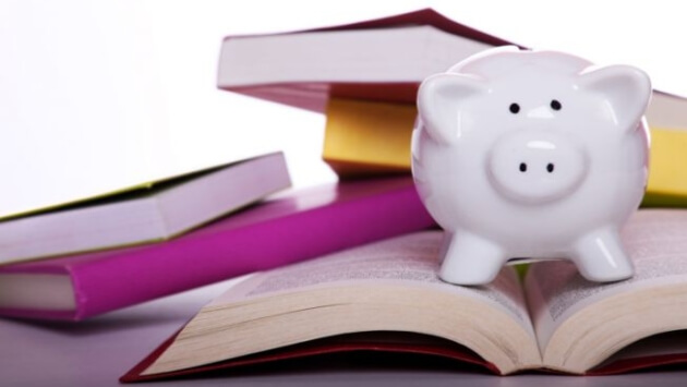 Une tirelire cochon.