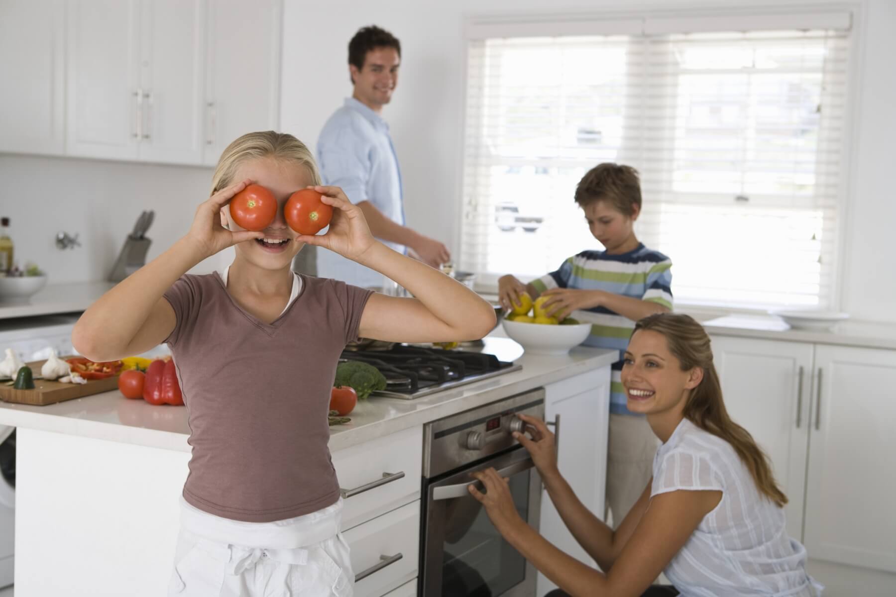 Een gelukkig gezin brengt tijd door in de keuken