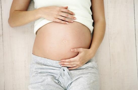 Le ventre d'une femme enceinte. 