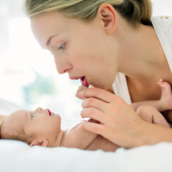 Une mère qui parle à son bébé.